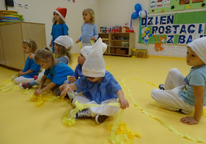 12 Dzieci rozkładają żółte wstążki włosy